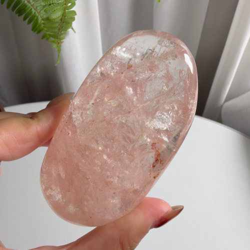天然透粉阿塞爆彩手握石摆件尺寸94*52*35mm，重：256.8g，488号