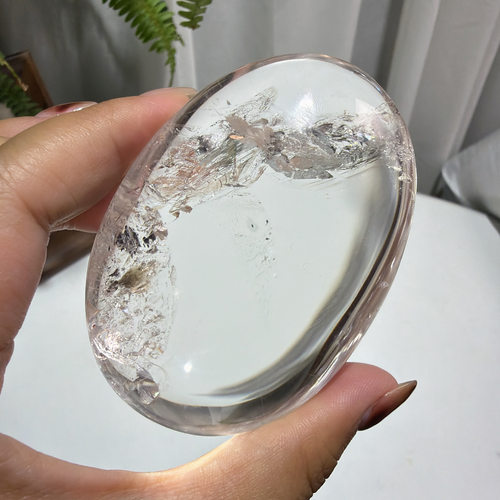 天然喜马白阿塞爆彩水晶手握石：81*56*30mm，重：205.3g，391号