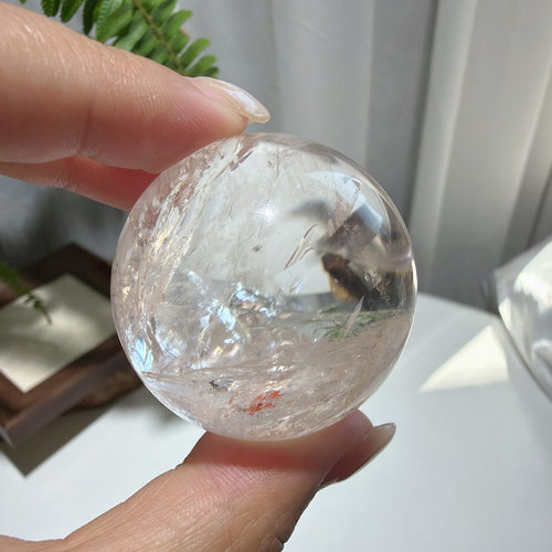 天然粉阿塞爆彩水晶球高频能量石：4.2cm，重：102.4g，357号