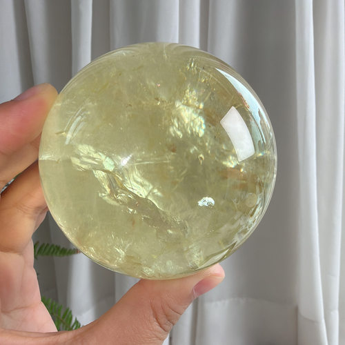 天然透体黄水晶球带彩虹摆件直径：7.6cm，重：610g，113号