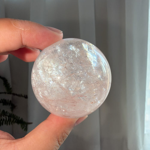 天然爆彩粉阿塞水晶球摆件直径：4.88cm，重：161g，132号
