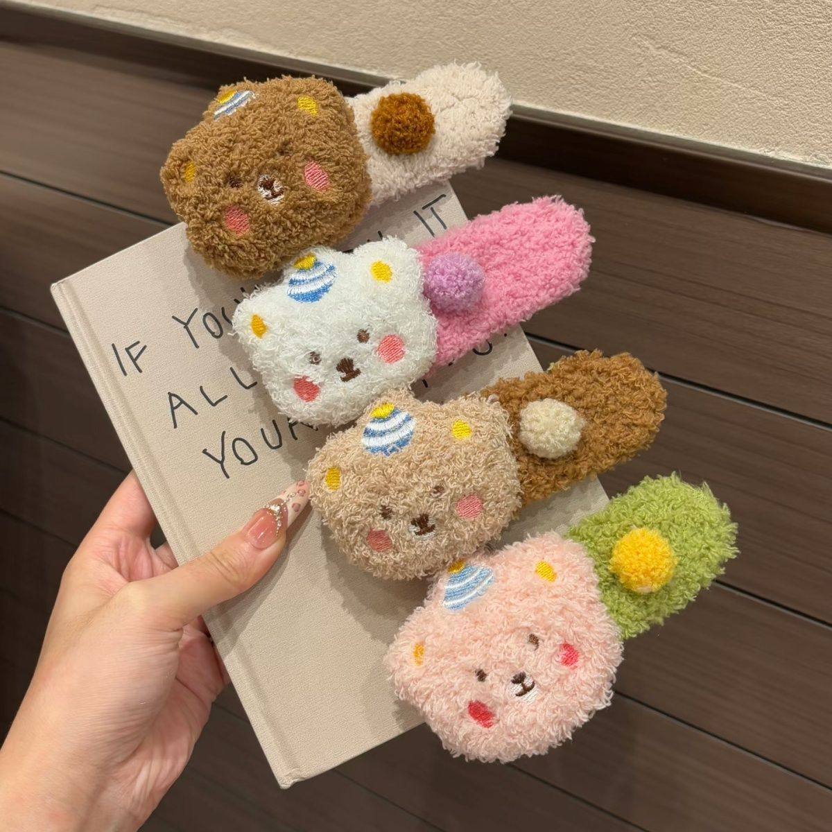 超甜百搭款毛绒布丁熊可爱鸭嘴夹大号发夹头饰2025新款后脑勺抓夹,饰品/流行首饰/时尚饰品新,发饰,淘宝优惠券,粉丝福利购,淘宝优惠卷