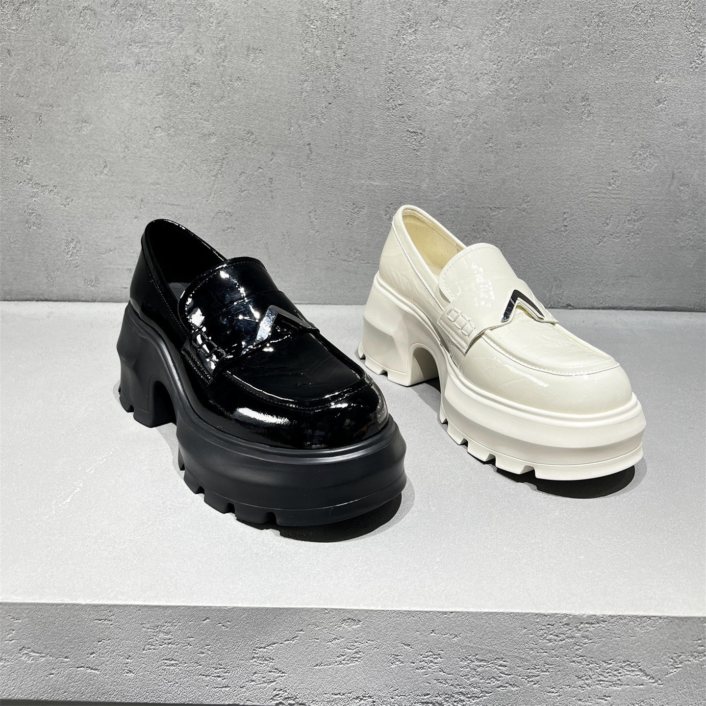 欧洲站女鞋2026春新款真皮漆皮松糕厚底皮单鞋英伦风百搭乐福鞋潮