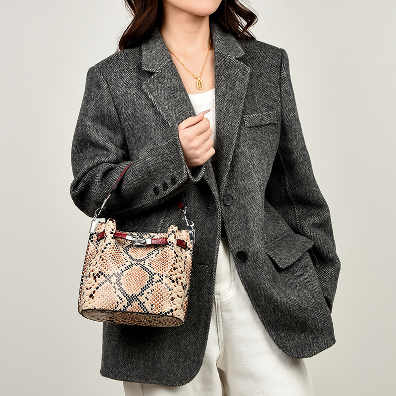 高级质感蛇纹水桶包女2026新款潮流时尚链条腋下包女士单肩斜挎包