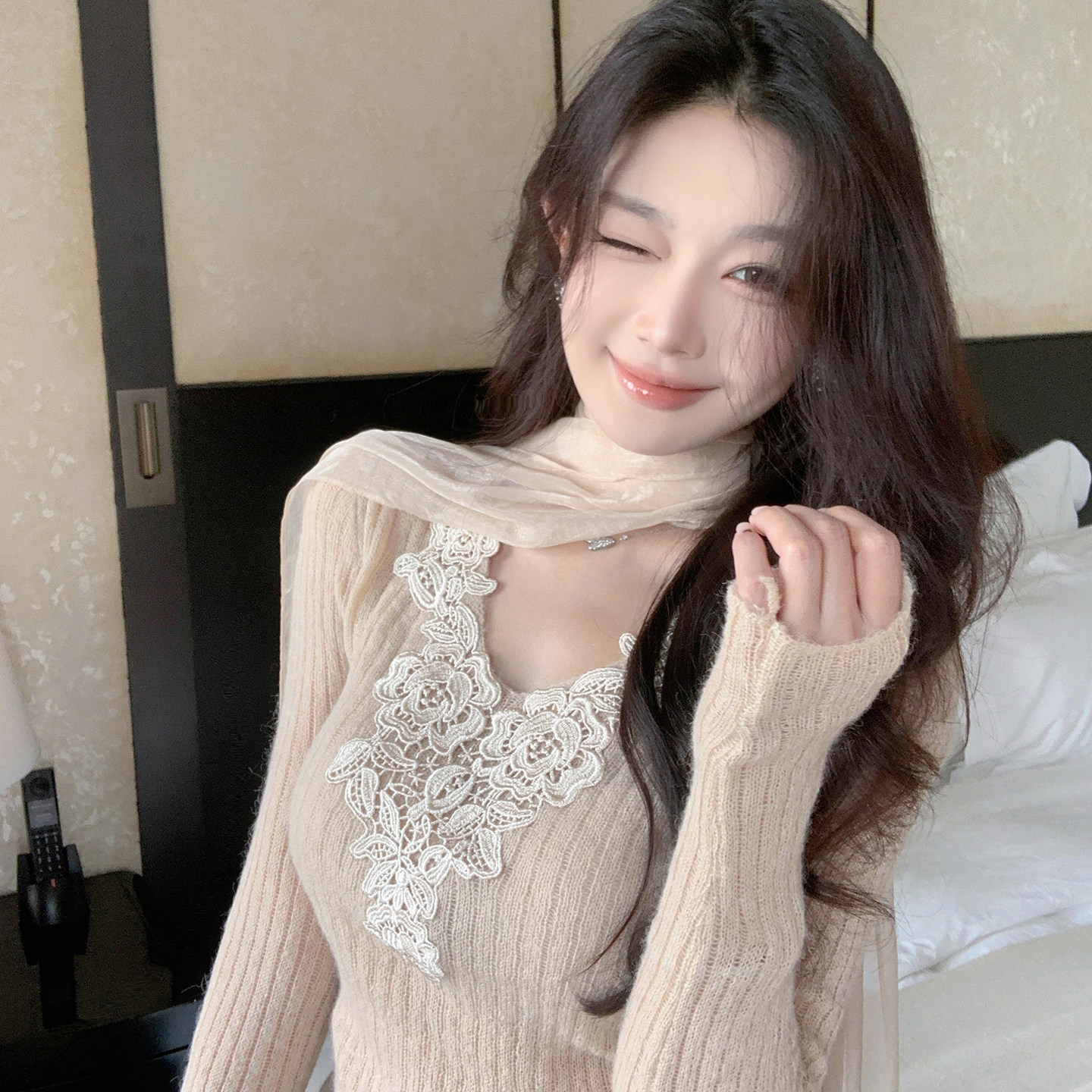 ByYou 新款卡其色柔纱围巾蕾丝马海毛针织衫上衣女秋修身内搭毛衣