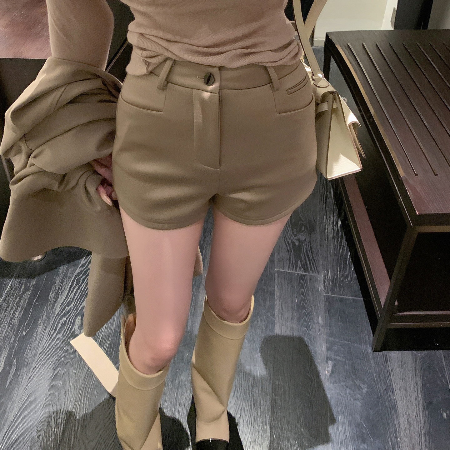 ByYou秋季新款卡其色缎面西装短裤女高腰紧身包臀a字热裤显瘦靴裤