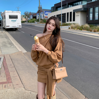 ByYou 冬季卡其色长袖斜肩卫衣套装女高腰半身短裙叠穿屁帘三件套
