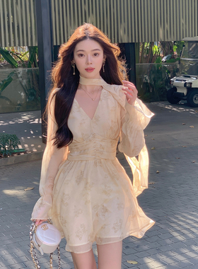 ByYou 夏季新款法式黄色碎花雪纺连衣裙喇叭袖大v领收腰短裙a字裙