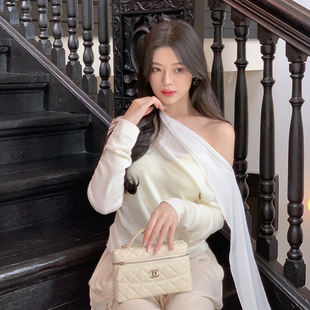 ByYou 早秋新款白色兔绒羊毛针织衫上衣女薄款斜领单肩露肩打底衫