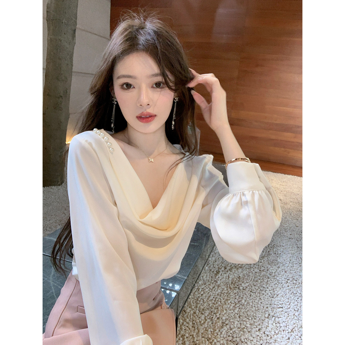 ByYou 夏季气质杏色缎面荡领泡泡袖衬衫女设计感宽松内搭长袖衬衣图片