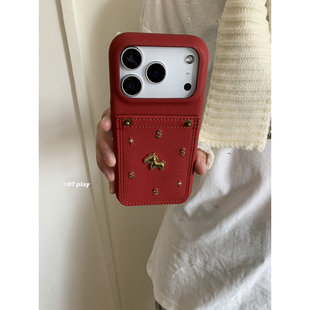 DT play 来财！红色新年金色小马卡包韩国ins博主小众设计适用于iphone17promax/16/15苹果14/13手机壳保护套