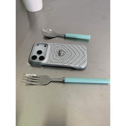 DT play 银色爱心发散铆钉轻松出片韩国ins博主小众设计适用于iphone17promax/16/15苹果14/13手机壳保护套