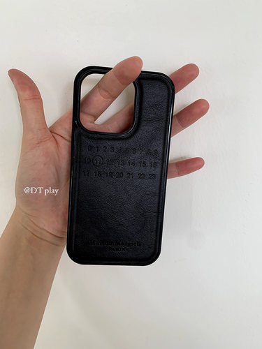 DT play 高级皮质马吉拉风格字母情侣甜酷质感适用于iphone17promax/16/15苹果11/12/14/13华为手机壳保护套