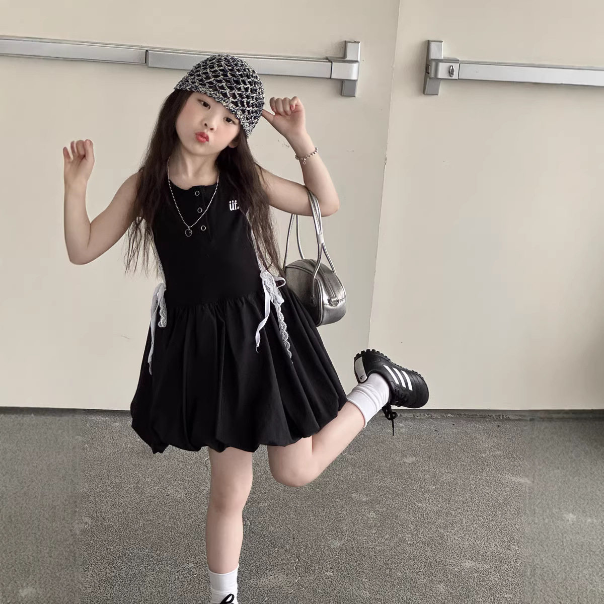 瑜瑜公主 女童黑色拼接无袖连衣裙 儿童收腰运动风花苞灯笼背心裙
