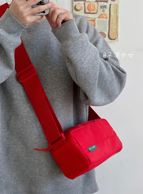 红色休闲百搭斜挎包日系ins小众通勤尼龙小包包女复古少女枕头包