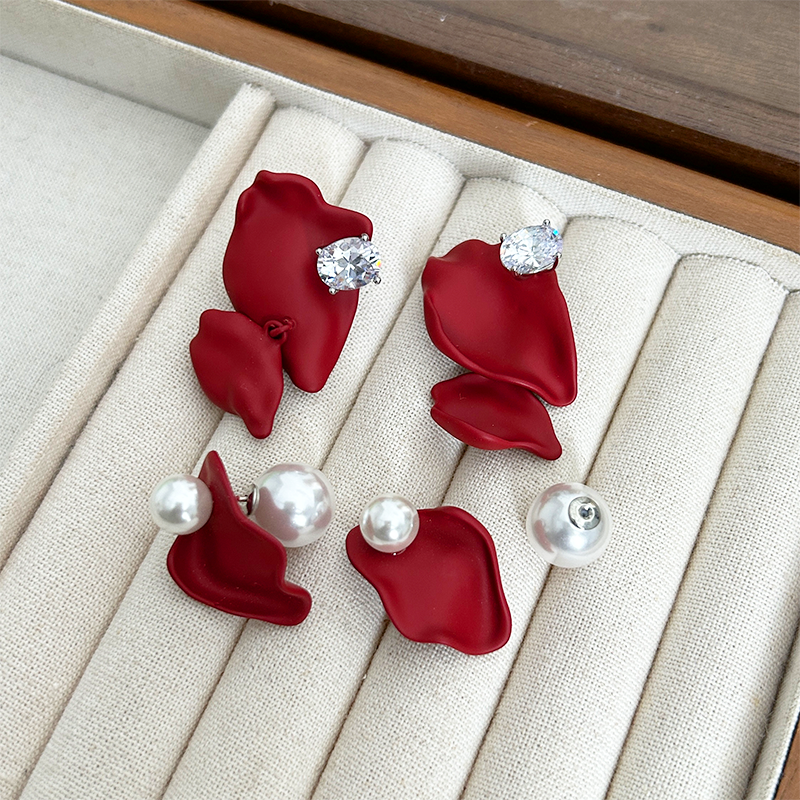 新年本命年红玫瑰花瓣施家珍珠锆石耳钉小众设计感情人节新款气质,饰品/流行首饰/时尚饰品新,耳钉,淘宝优惠券,粉丝福利购,淘宝优惠卷