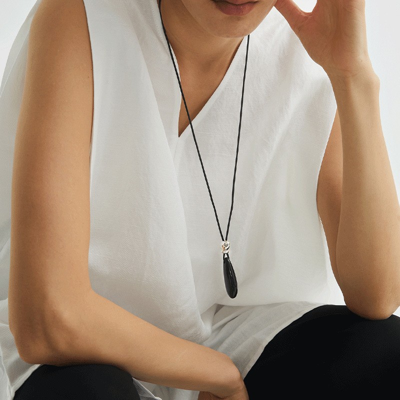 新款黑色玛瑙吊坠长项链女锁骨链小众轻奢设计感卫衣链时尚颈链