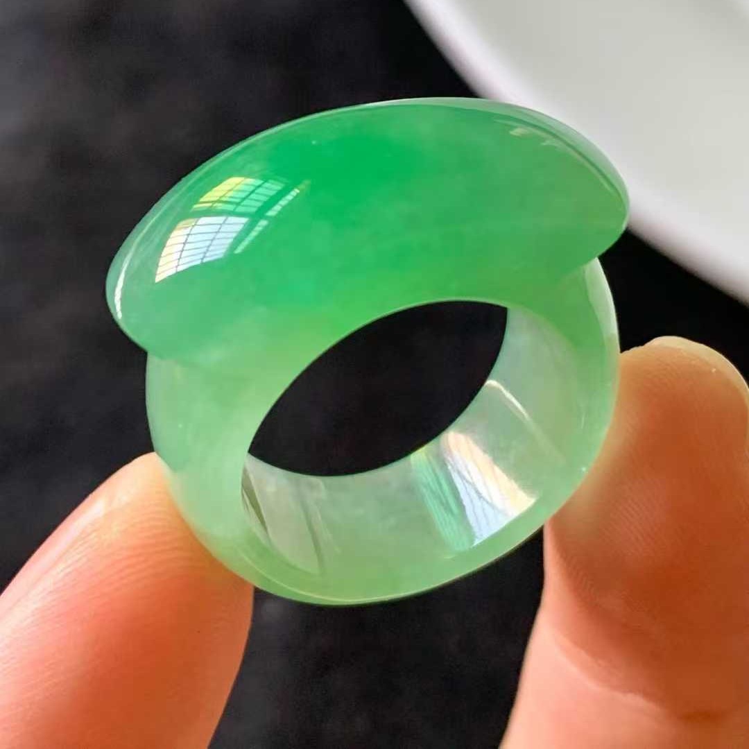 缅甸玉戒指飘阳绿色马鞍玉扳指