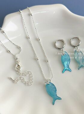 度假风蓝色炫彩小鱼耳扣夏日海边氛围甜美可爱小众设计清冷感配饰