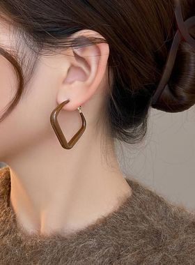 港风复古显白酒红色咖色素圈耳环女2025高级感夸张几何大耳圈耳饰