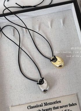 娜扎同款金色豆豆黑皮绳项链女小众简约高级感毛衣链2024新款配饰