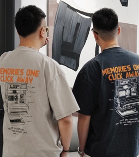 YONDER REALM 25SS 水洗做旧印花短袖tee 复古相机比耶