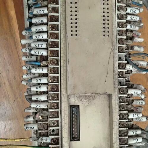 议价FX2N-64MT-001 通电能亮指示灯 实物拍摄