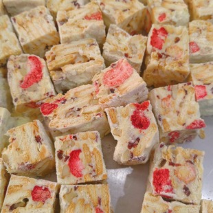 草莓核桃雪花酥健康零食下午茶网红雪花酥赤藓糖醇