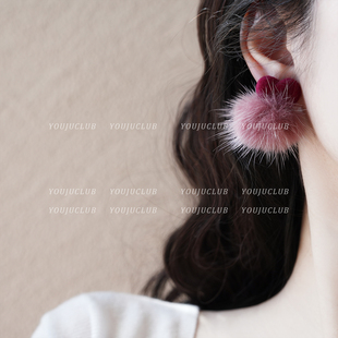 YOUJUclub-活泼可爱~酒红色丝绒爱心毛绒球冬季耳环蚊香盘耳夹女