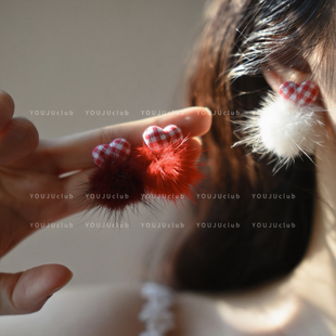 YOUJUclub-冬季女友~红色格子秋冬氛围毛绒球爱心耳环蚊香盘耳夹