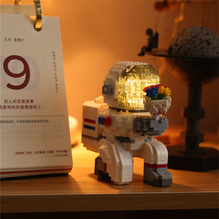 圣诞节生日礼物女生送男朋友情侣创意宇航员玩具积木DIY小颗粒