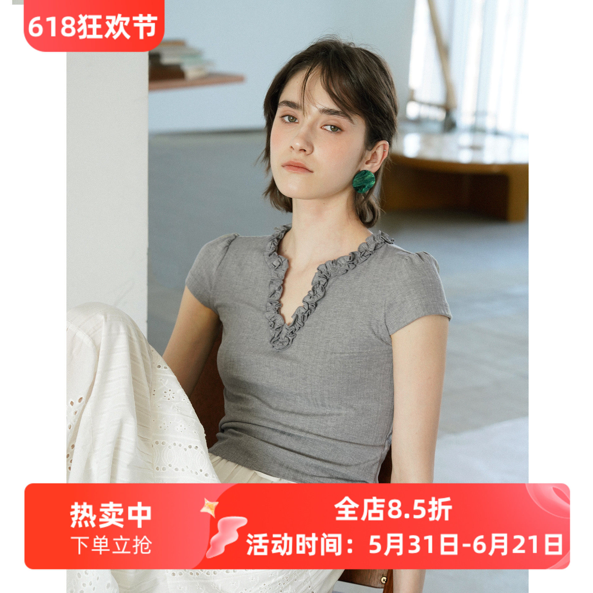 设计感立体花边花朵v领修身短袖T恤女夏短款显瘦露锁骨针织上衣