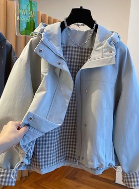 2025新款宽松格子内衬浅蓝色连帽风衣外套女春秋短款超火工装上衣