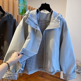 2025新款宽松格子内衬浅蓝色连帽风衣外套女春秋短款超火工装上衣