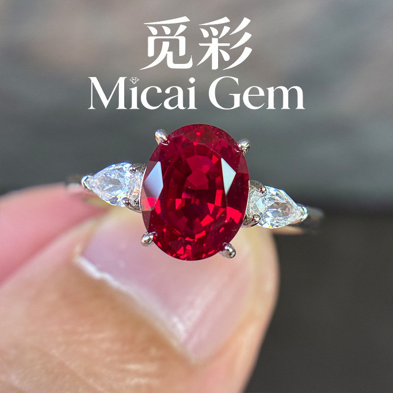Micai 2.7克拉实验室培育鸽血红经典三石设计款s925银镀金戒指