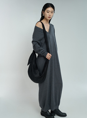 RUNERUHE胶囊系列独立设计师品牌宽松百搭羊毛V领超长连衣裙