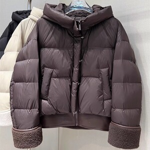 高品质羊羔毛拼接羽绒服女短款2024今年流行新款冬装90白鸭绒外套