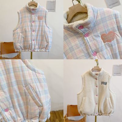 萌萌Y4210夹棉刺绣格纹毛绒拼接爱心扣下摆抽绳两面穿立领棉马甲