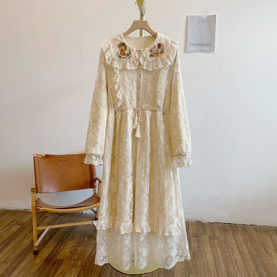 C5549磨毛德绒刺绣蕾丝拼接腰部抽绳娃娃领连衣裙