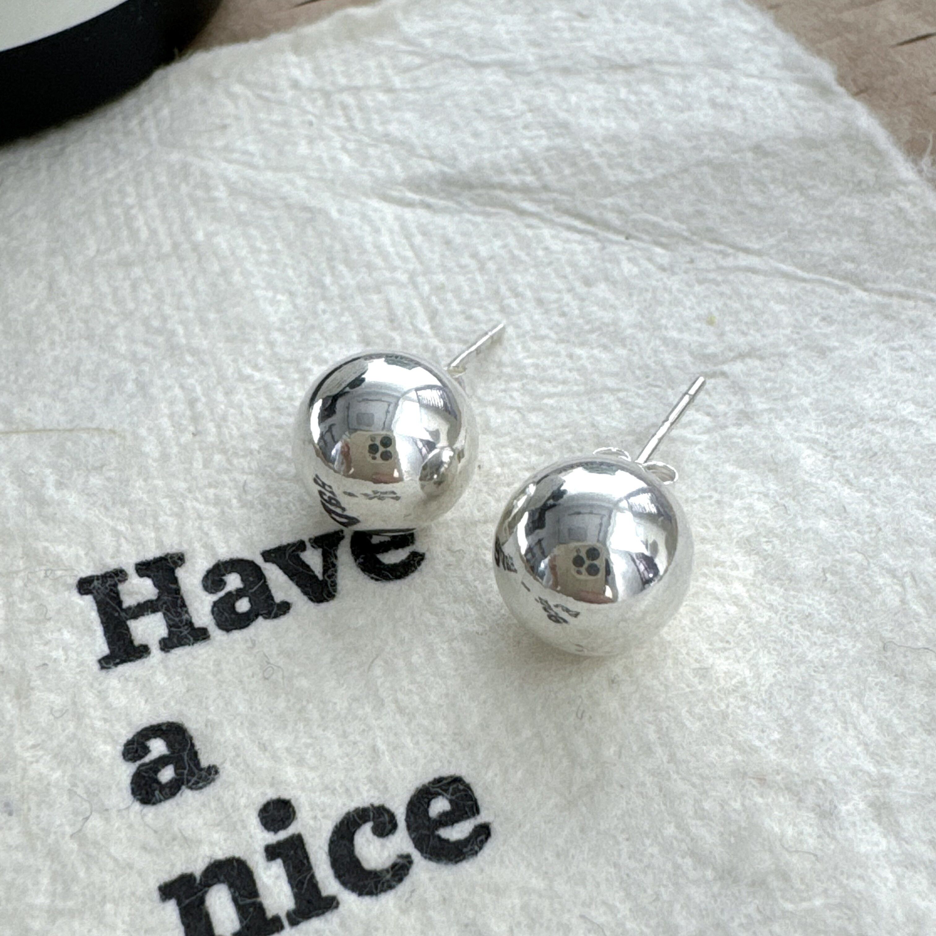 简约光面圆球形耳环女s925纯银小众设计感银耳饰气质百搭2026新款