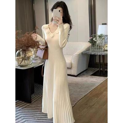 白色v领针织连衣裙子女装秋冬季2025新款气质高级感修身显瘦长裙