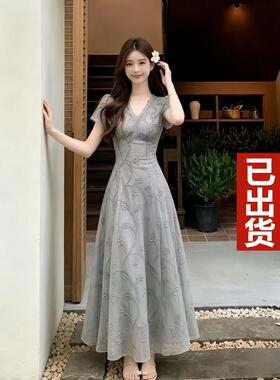 法式轻奢钉珠V领灰色连衣裙女2026夏季新款胖mm独特气质长裙子