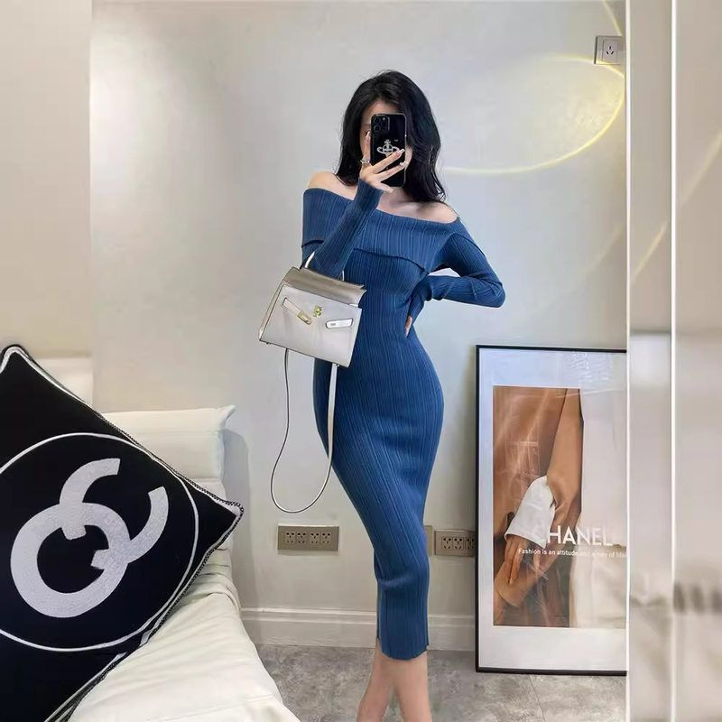 Momo显瘦开叉肩明艳连衣裙春季