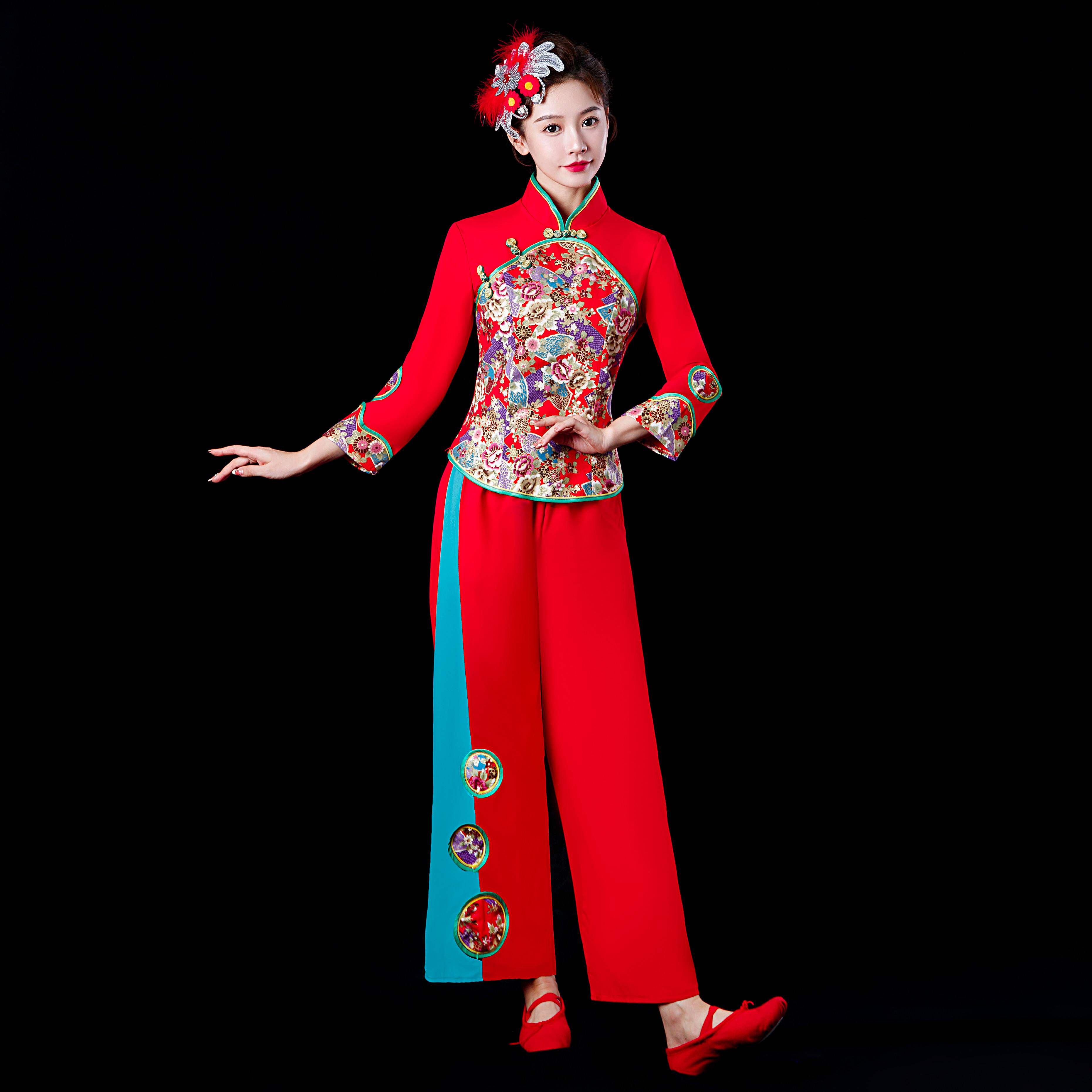 秧歌舞演出服装女2026新款东北喜庆腰鼓灯笼中国风扇子舞蹈表演服