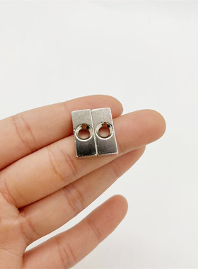 强磁 20X8X3-4mm磁铁 钕铁硼 强磁铁 吸铁石 长方形带孔磁铁