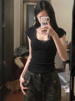 Black Lace Spliced Square-Neck Short-Sleeved Right-Shoulder T-Shirt for Women, New Summer Style, Slim Fit, Chic, Sweet and Spicy Short Top