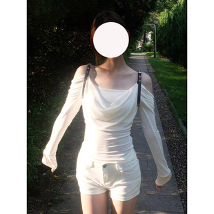纯欲辣妹设计感白色皮肩带一字肩长袖 别致减龄显瘦上衣 T恤女秋季
