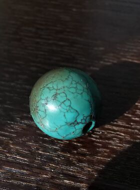 13977   藏传老绿松单面轱辘珠