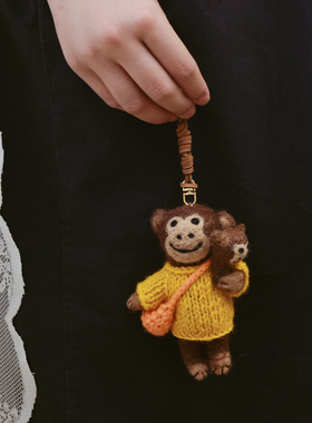 进口手工羊毛毡包挂母子猴车挂黄色毛衣卡通挂件情侣挂饰小众个性