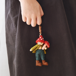 进口手工羊毛毡挂件可爱蘑菇小人包挂红色车挂小众钥匙扣男女情侣